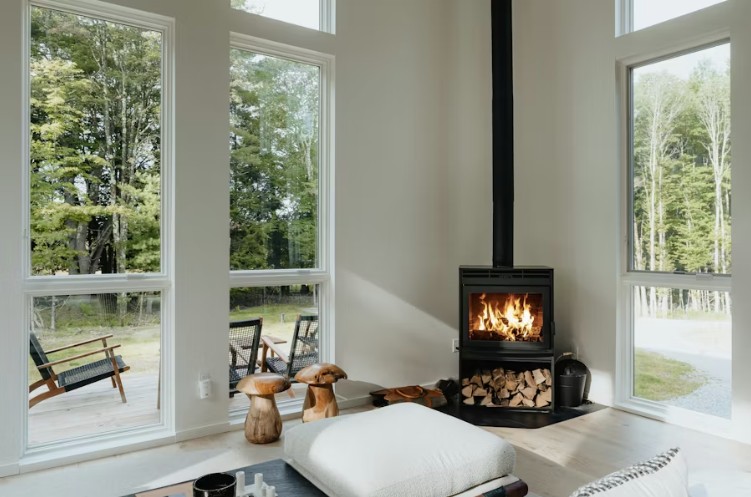 Brændeovn i moderne hus